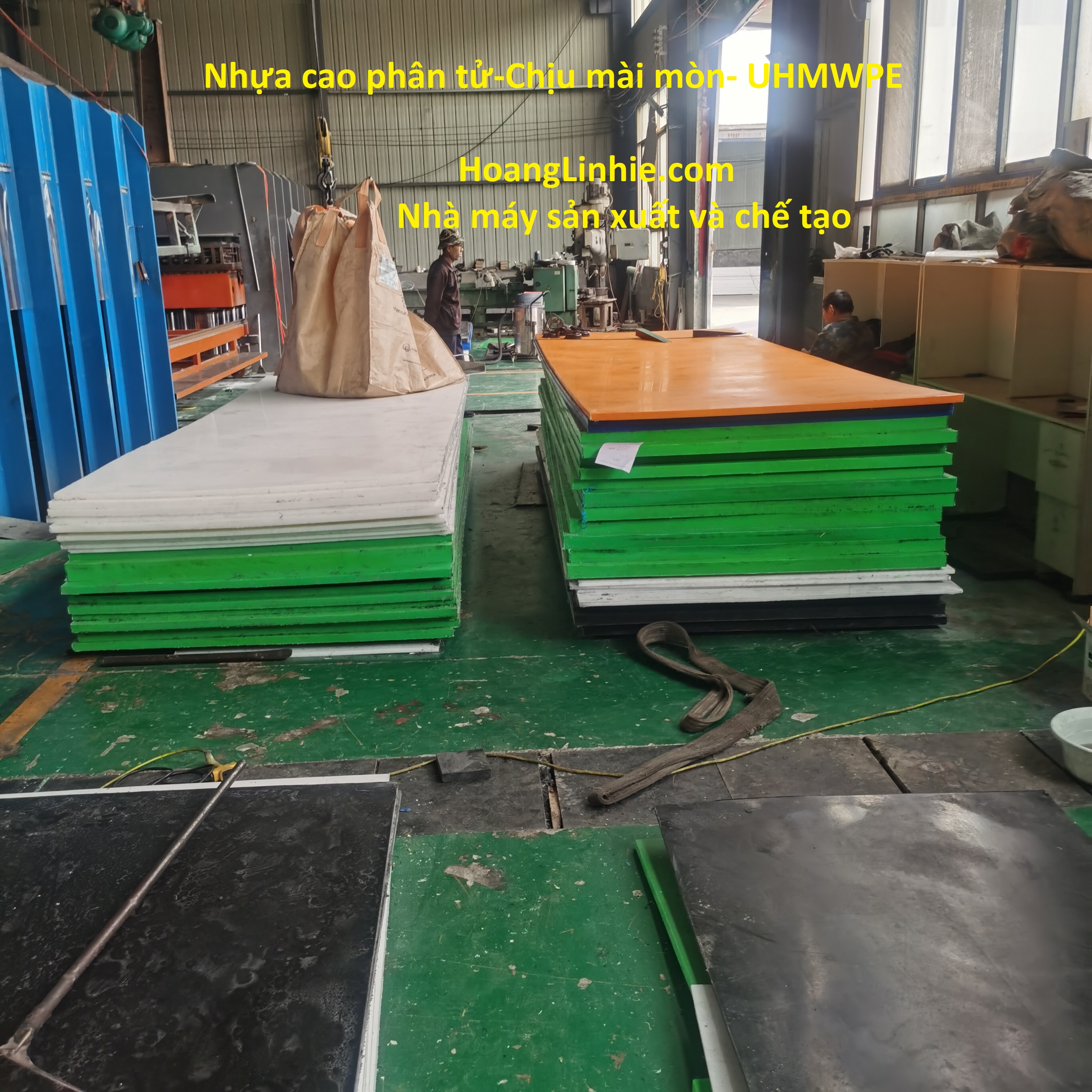 Đội ngũ kỹ thuật HoangLinhie thực hiện bọc lót tấm nhựa UHMWPE bên trong phễu chứa quặng (hopper).