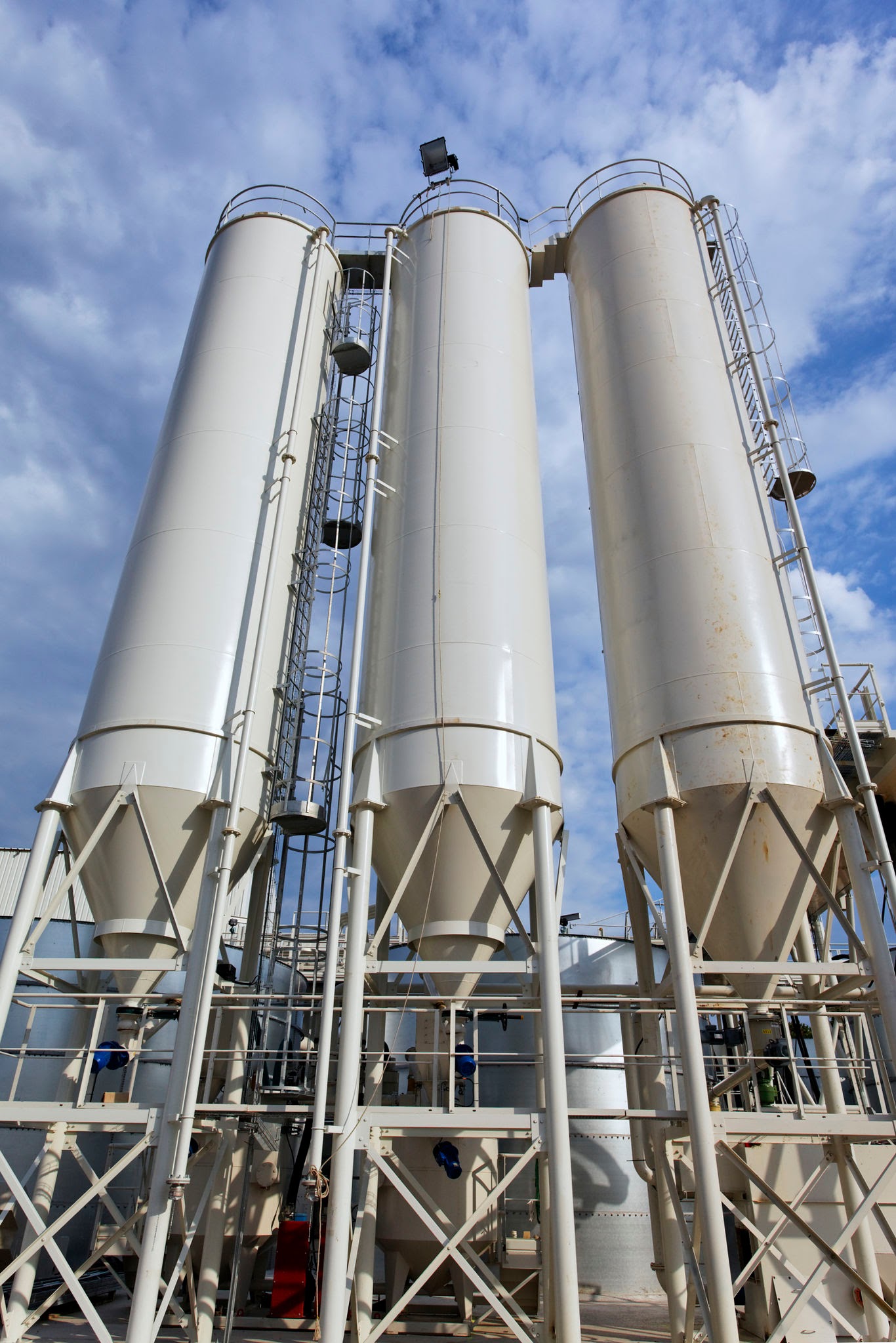 Hệ Thống Chống Tắc Bồn Silo Bằng Khí Nén: Giải Pháp Xử Lý Triệt Để Cho Nhà Máy Công Nghiệp