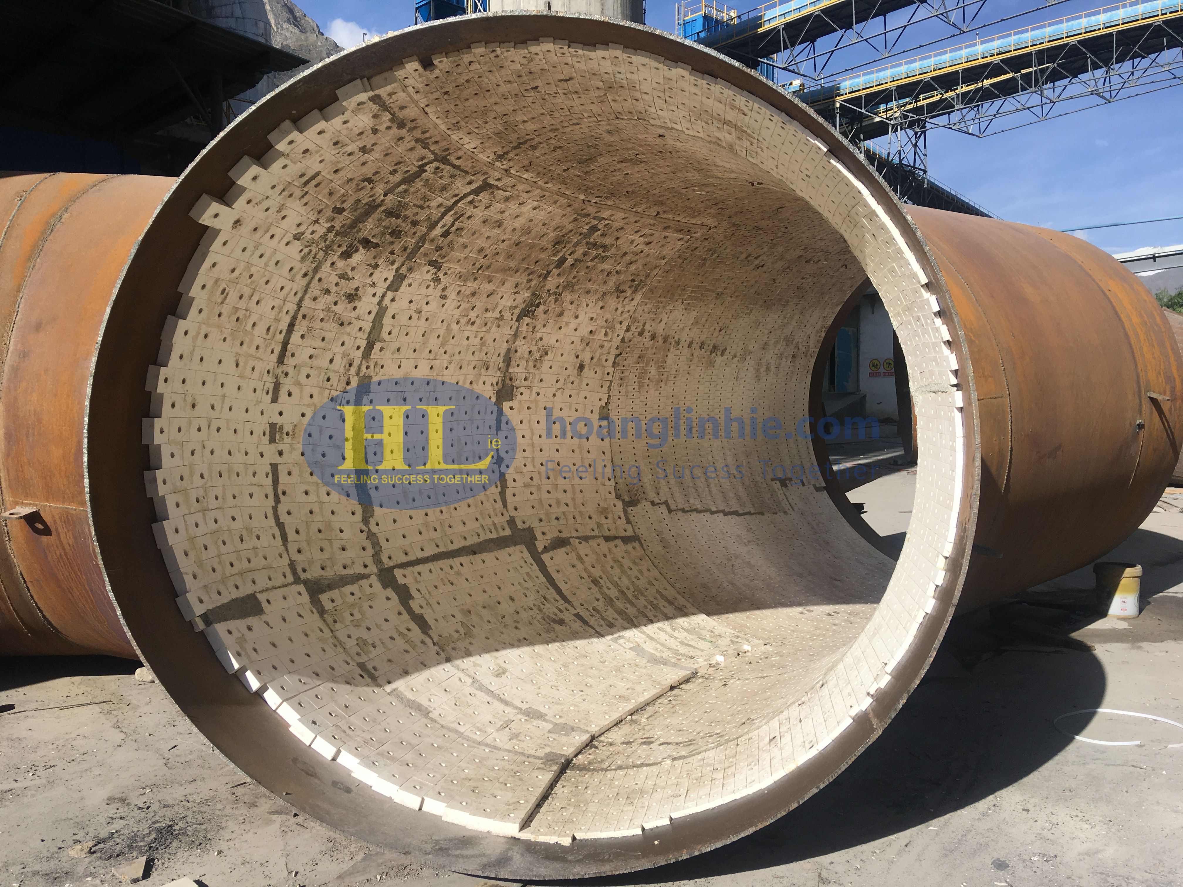 SO SÁNH CHI TIẾT CÁC LOẠI CERAMIC CHỊU MÀI MÒN & GIẢI PHÁP LỚP PHỦ TỐI ƯU CHO NHÀ MÁY CÔNG NGHIỆP NẶNG